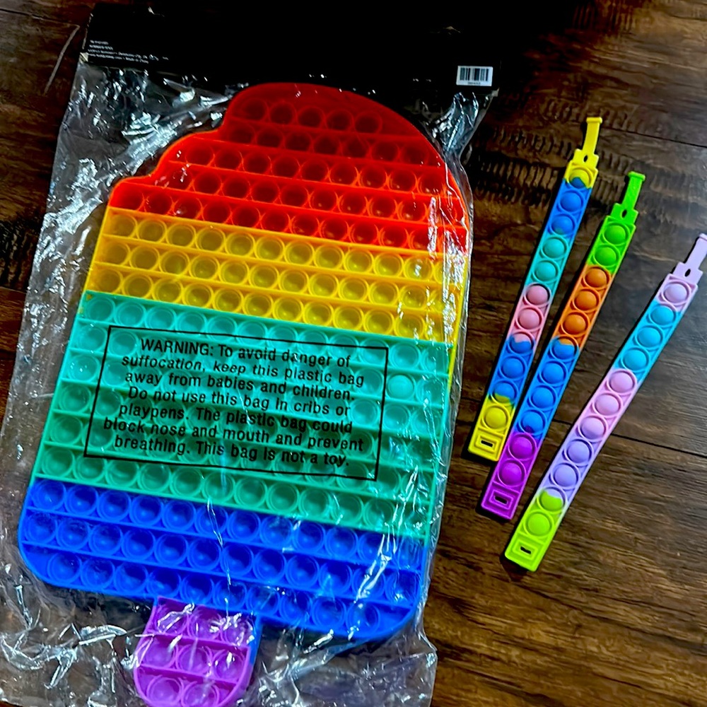 BN pop-it’s pack! Includes 1 xl popsicle shape pop it and 3 bracelets.